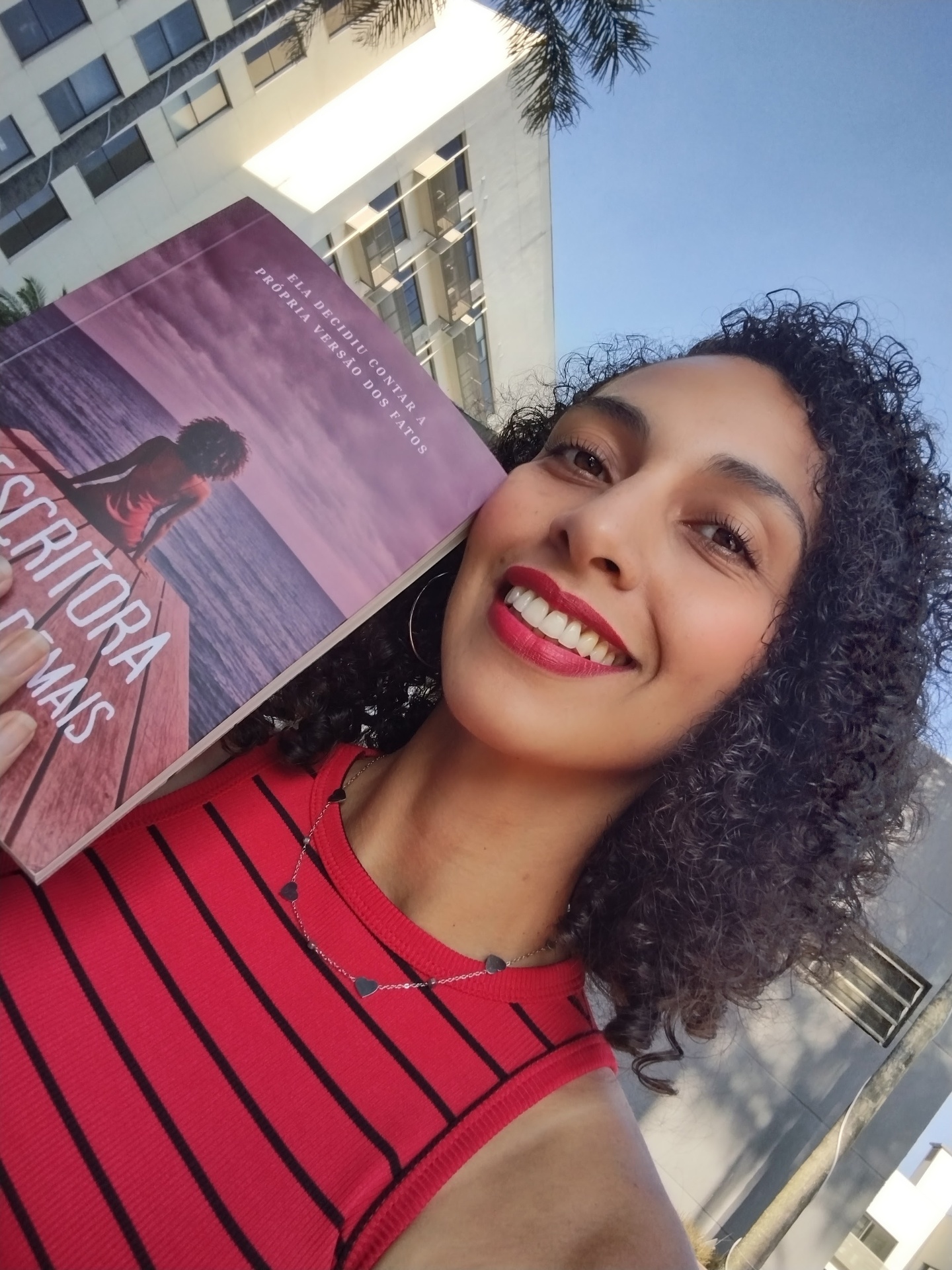 Patrícia Leite com seu livro A Escritora Que Sabia Demais